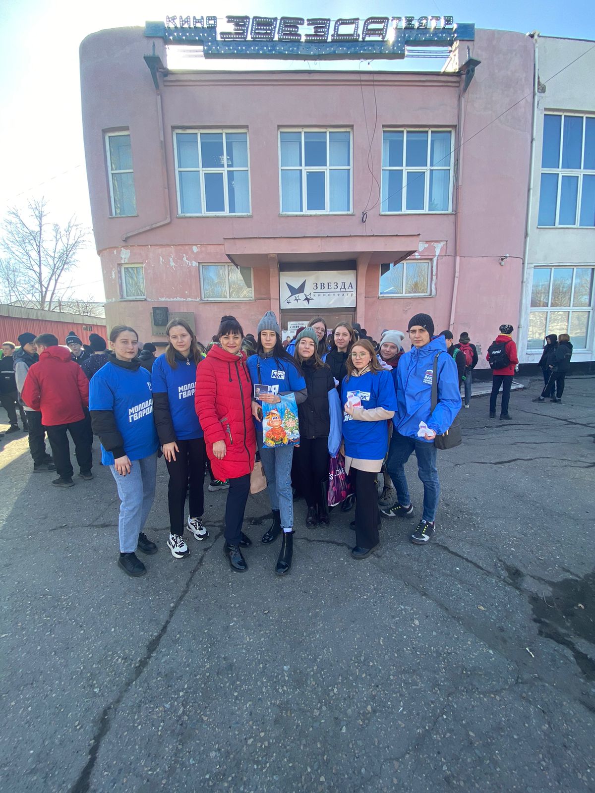 Молодогвардейцы Каменского местного отделения Партии Единая Россия поздравили жителей города с Днём Космонавтики.